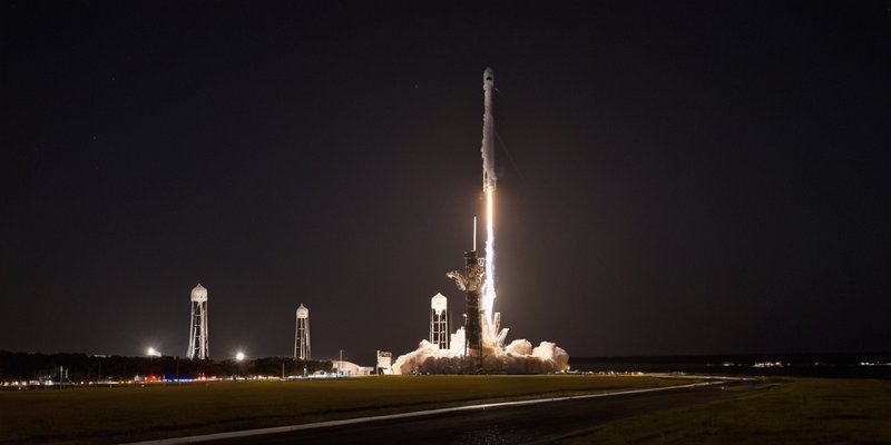 SpaceX готовится к первому пилотируемому полёту над полюсами Земли