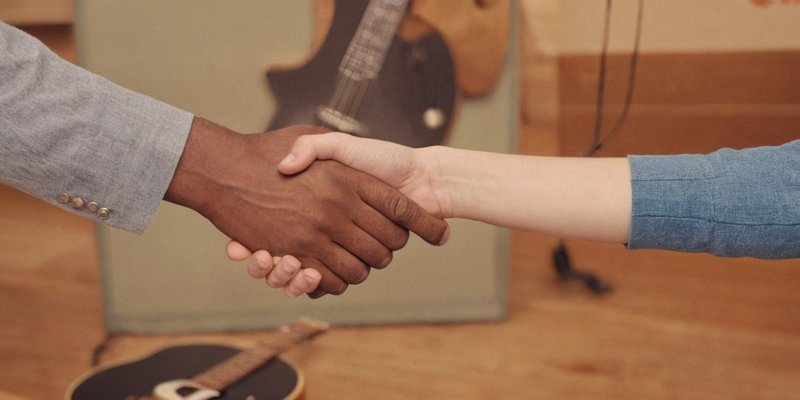 Etsy продает онлайн-платформу Reverb для музыкальных инструментов: Новые владельцы и будущее развитие